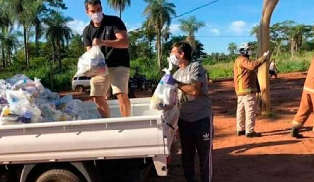 Gustavo Costas llevó ayuda a los más necesitados en Paraguay. Foto: Twitter