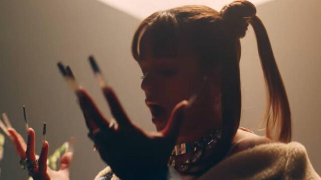 Rosalía en videoclip de "Relación Remix" | Foto: YouTube
