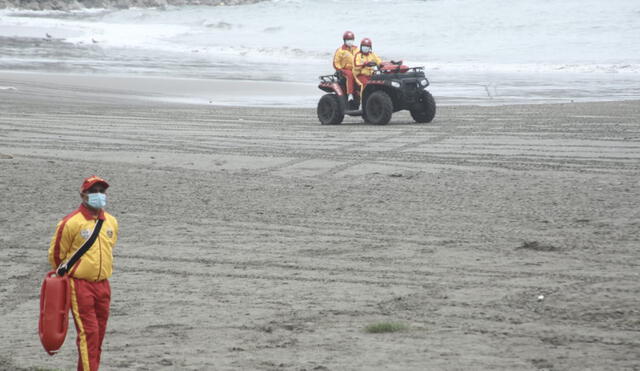 Entre adultos y menores de edad, decenas acudieron a playas, pero algunos sin tomar las precauciones del caso. Foto: Jhon Reyes / La República