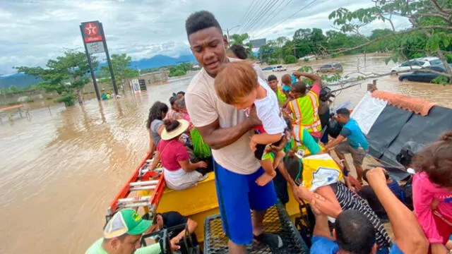Miles de familias son rescatadas y otras quedan a la intemperie. Foto: Cortesía Lourdes Ramírez