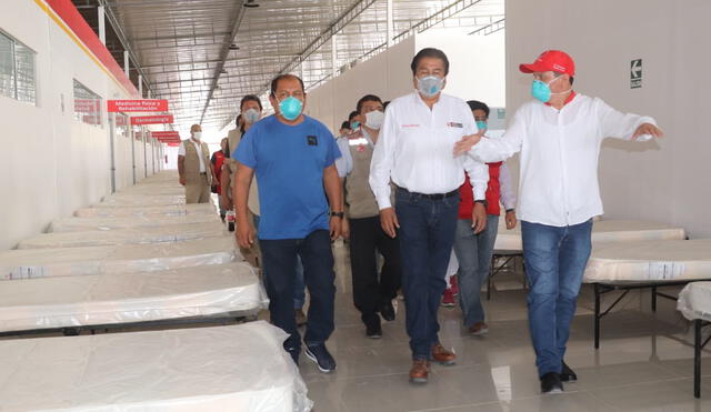 Ministro de Vivienda y gobernador regional inspeccionan camas que recibirán a pacientes infectados. Foto: Reneyro Guerra.