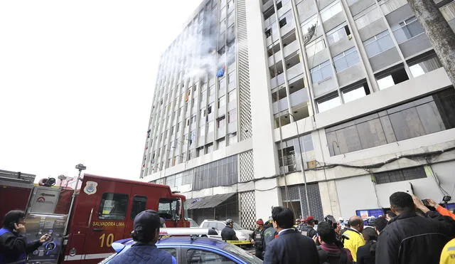 Incendio en edificio de la avenida Abancay causó pánico y tráfico vehicular