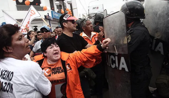 Fujimoristas generan disturbios en los exteriores del penal donde se encuentra Keiko Fujimori. Foto: La República.