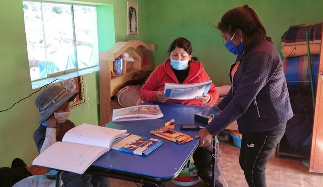 Profesora recorre 60 kilómetros para visitar a sus alumnos.   Foto: Andina