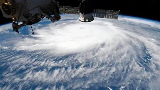 Fotografía divulgada la madrugada del 27 de agosto por el astronauta de la NASA Chris Cassidy en donde se aprecia el ojo del huracán Laura visto desde la Estación Espacial Internacional. Foto: EFE.