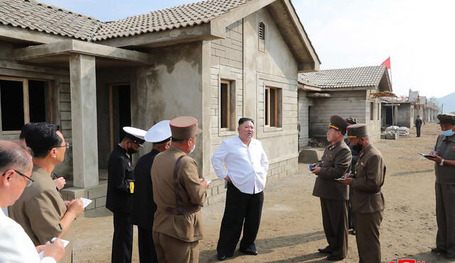 Imagen publicada por la Agencia KCNA. Líder norcoreano visita trabajos de restauración tras inundaciones. Foto: Vía AFP.
