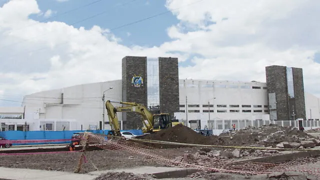 exterior. Aparte de obras de iluminación, Gobierno Regional de Puno continúa la construcción de otros componentes del estadio.