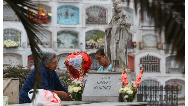 Día de la Madre: Miles de limeños visitaron cementerios para recordar a sus mamás