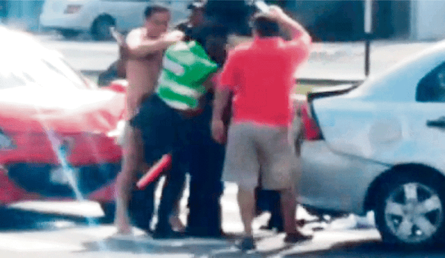 Capitán ebrio choca con su auto, se desnuda en público y agrede a una policía
