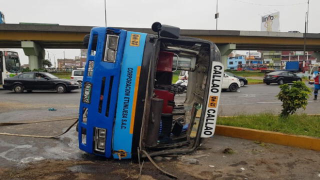 Los pasajeros de la cúster que cubre la ruta Callao-Callao fueron los más afectados, pues el vehículo se volcó. El conductor se dio a la fuga. (Foto: Carlos Contreras / La República)
