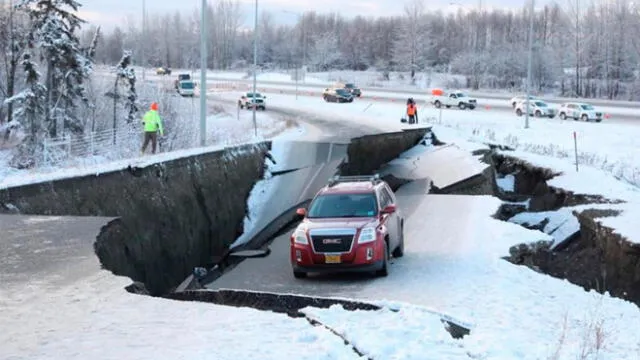 Reconstruyen en 4 días carretera que quedó devastada tras terremoto en Alaska 