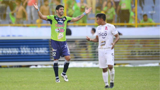 Sebastián “Loco” Abreu aceptó dirigir a club centroamericano, pero sin retirarse