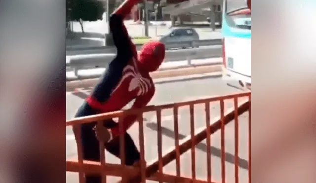 YouTube viral: se disfraza de Spiderman y realiza sorprendente maniobra entre dos carros en movimiento