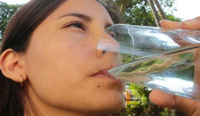 Minsa recomienda tomar 2 litros de agua al día. Foto: Andina.
