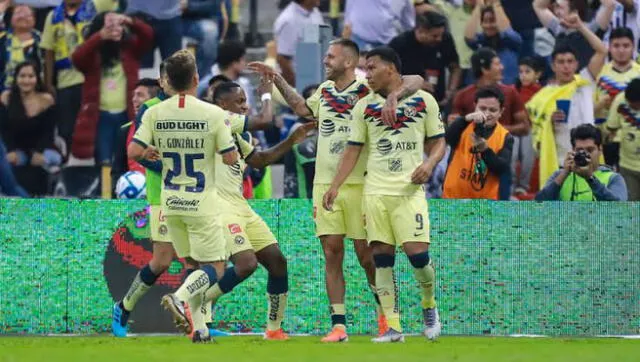 Guillermo Ochoa intenta motivar a sus compañeros rememorando históricas finales del América. Foto: Imago7.