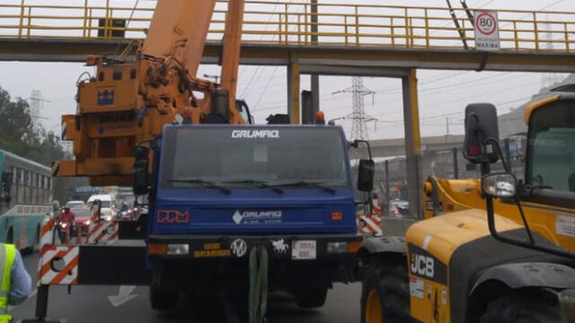 Vía de Evitamiento: camión choca contra puente peatonal y podría colapsar por daños severos