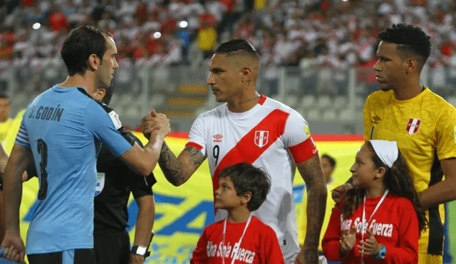 Luis Suárez y Diego Godín respaldan a Paolo Guerrero