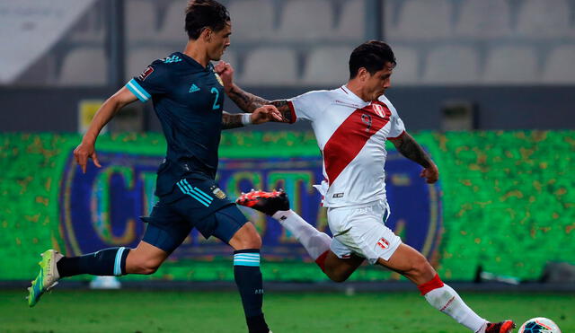 Gianluca Lapadula debutó como titular en la selección peruana ante Argentina. Foto: EFE