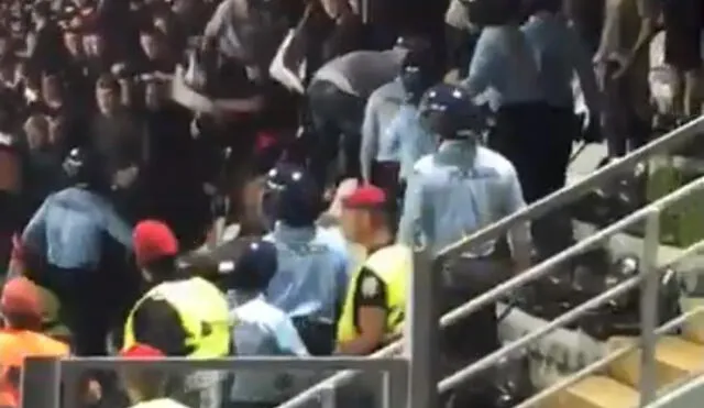 Policías e hinchas protagonizaron bochornoso momento. Foto: Captura de video.