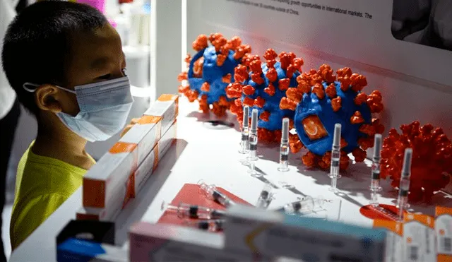 Dos compañías farmacéuticas chinas exhibieron por primera vez en una feria comercial sus potenciales vacunas contra el coronavirus. Foto: AFP / Noel Celis
