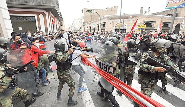 Protesta. Esto ocurría mientras Merino asumía el cargo. Foto: Antonio Melgarejo/La República