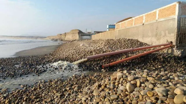 Población vive preocupada por vertedero de desagües que desembocan en el mar.
