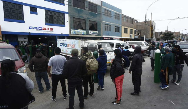 Se registran largas colas y aglomeración en la recarga de oxigeno en el Callao / Credito: Marco Cotrina