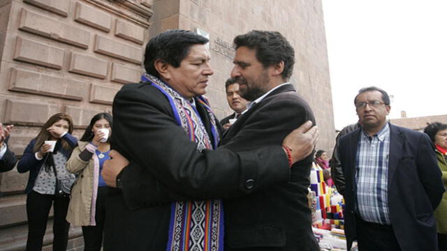 Candidatos Boluarte y Pantoja se dieron abrazo fraterno en la Catedral de Cusco [VIDEO]