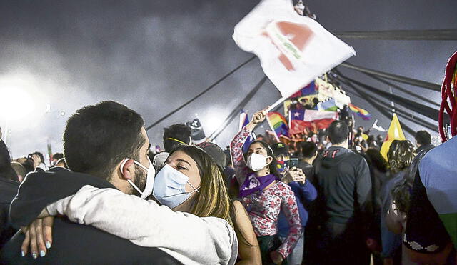 protestas chile constitucion abrazo foto: afp