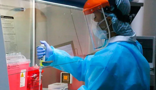 Laboratorios continúan probando posibles vacunas. Foto: Andina