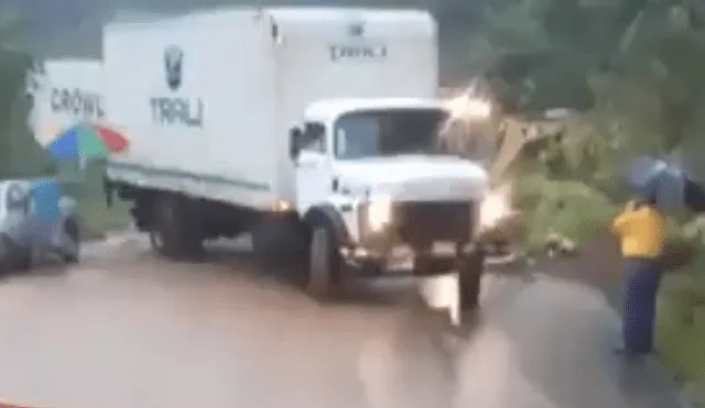 Facebook viral: enorme camión está por volcarse y hombre lo detiene con paraguas [VIDEO]