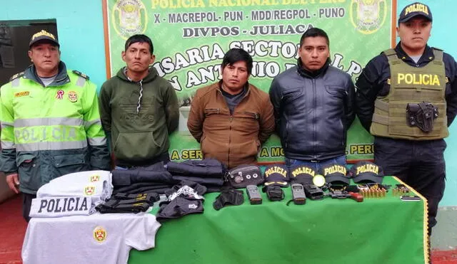 Varones fueron detenidos en Puno por trasladar sospechosamente un arma de fuego y varios uniformes para policías.