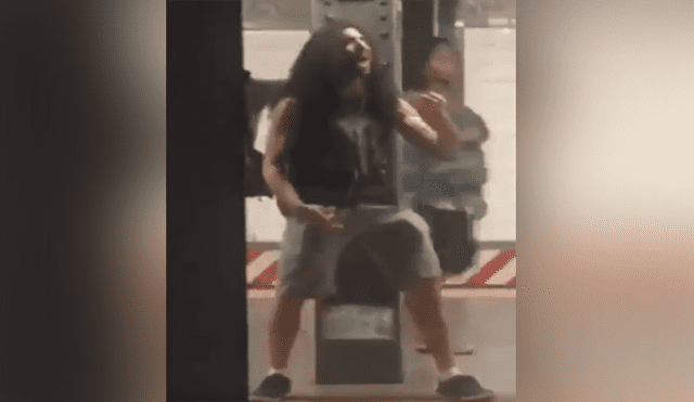 Un video muestra el divertido momento en que un joven metalero interpreta su canción favorita en una estación del metro.