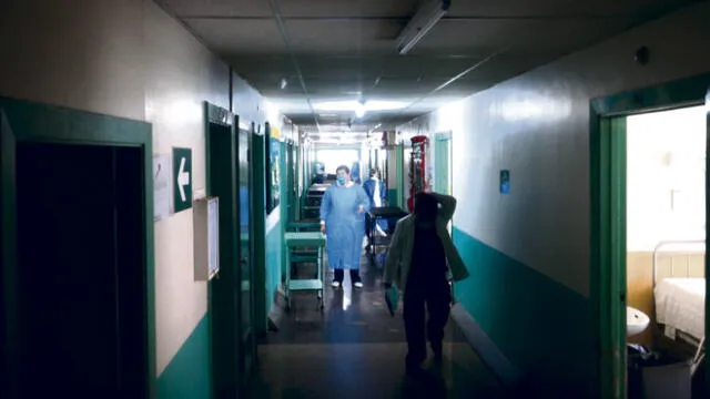 Miedo en hospitales. Cada profesional cumple su función en hospitales Contingencia y Regional a pesar del temor a contagio.