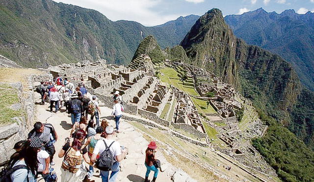 EL LUGAR MAS VISITADO POR LOS TURISTAS EN PERU ES MACHU PICCHU SE TRATA DE UN ENIGMATICO LUGAR RELIQUIA DE LOS INCAS //