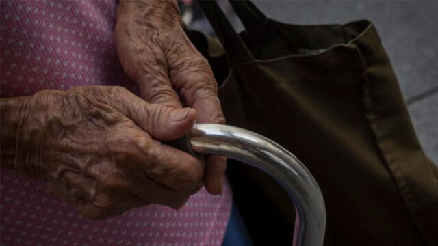 Uno de los ancianos cobraba menos de un dólar en pensión. Vecinos los ayudaban con víveres. Foto: Sebastián García I./Venezuela