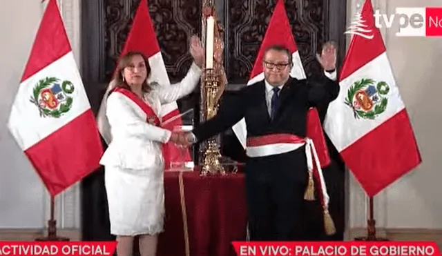 Luis Alberto Otárola Peñaranda juró como ministro de Defensa. Foto: captura TV Perú
