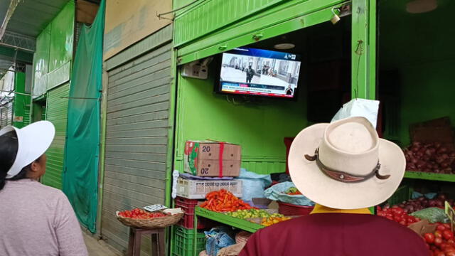 Tacna. los comerciantes siguieron en vivo todas las incidencias en el Congreso. Foto Liz Ferrer URPI -LR