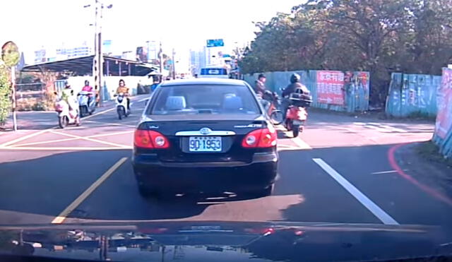 YouTube: Motociclistas protagonizan brutal choque y nadie los ayuda | VIDEO