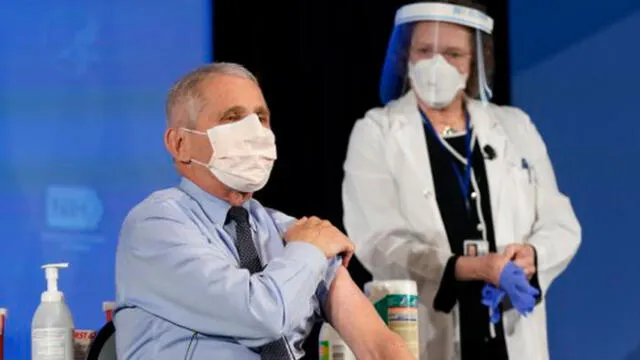 Anthony Fauci se vacuna frente las cámaras. Foto: AFP