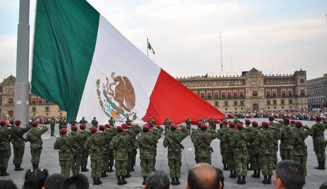 Militares izando la bandera mexicana en una ceremonia oficial. (Foto: Días festivos en México)