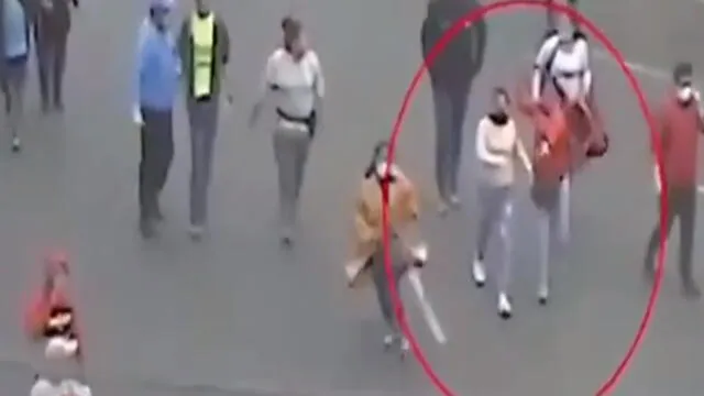 Mujeres persiguieron a uno de los agentes para agredirlo, según se observa en las cámaras de seguridad. (Foto: Captura de video / América Noticias)
