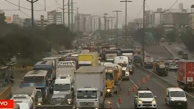 Accidente en la Panamericana Sur: reportan una gran congestión vehicular en Surco por camioneta volcada