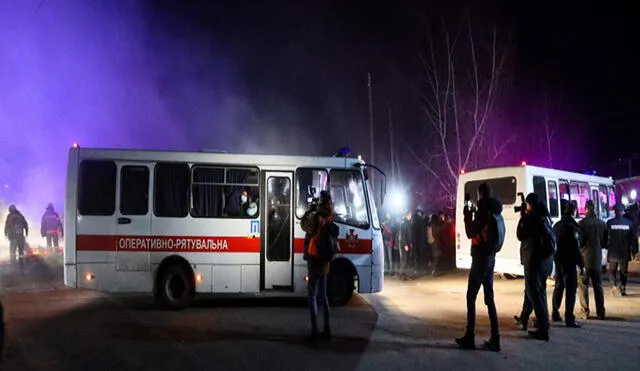 En la región de Poltava, en Ucrania, los buses que trasladaban a los latinoamericanos fueron violentados. Foto: AFP