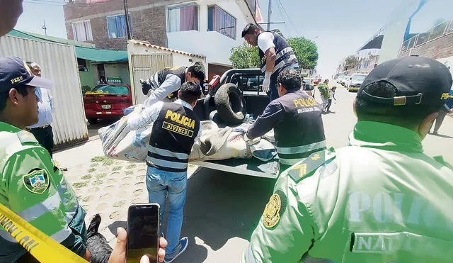 diligencias. Agentes de Homicidios y la fiscalía ingresaron a la casa de la víctima.