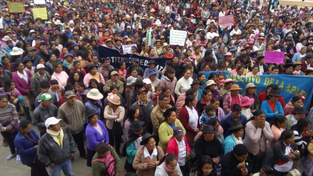 Huancayo: padres exigen restitución de psicólogos y trabajadores sociales