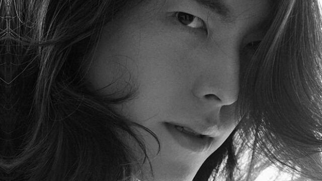 Kim Woo Bin sorprende a fanáticos con nuevas imágenes que muestran su cabello largo.
