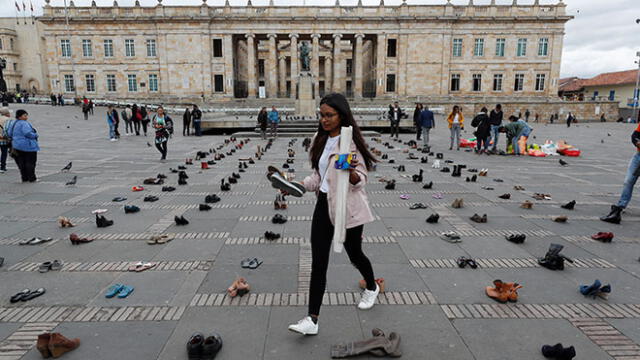 Exhiben zapatos de venezolanos en Colombia - Xenofobia