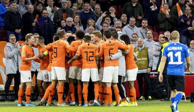 Los holandeses Wijnaldum y Frenkie de Jong protagonizaron una emotiva celebración contra el racismo en la Euro 2020. (Fotos: MSN)
