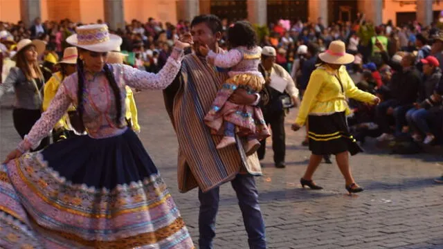 Candidatos aprovecharon entrada de ccapo de Arequipa para hacer proselitismo político [VIDEO]
